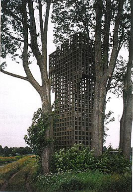 De oude 'luchtwachttoren' staat langs de N983, even buiten het dorp. Tijdens de 'Koude Oorlog' stonden leden van het Korps Luchtwacht Dienst (KLD) om beurten op deze betonnen torens om te controleren of er geen vliegtuigen uit het oosten naderden. De Sovjet Unie werd in die tijd gezien als een ernstig gevaar voor de vrede. Van de vele tientallen torens die destijds werden gebouwd zijn er nog maar enkele over. In de provincie Groningen staan alleen nog van deze torens bij Warfhuizen en op de grens van Winschoten en Tranendal. De toren is 15 meter hoog en opgetrokken uit transparante 'prefab' betonelementen volgens het 'raatsysteem', bedacht door architect Marten Zwaagstra (1895-1988) uit Den Haag, die er in 1950 de NV Raatbouw voor had opgericht. Vroeger stond de toren in het open land, de bomen en struiken zijn er later omheen gegroeid. 